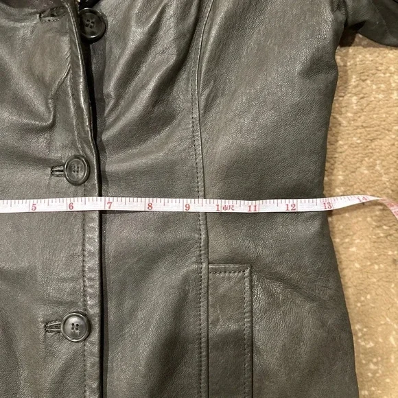 Danier XS insulated leather coat wit beautiful faux trim in great used condition - Picture 5 of 10